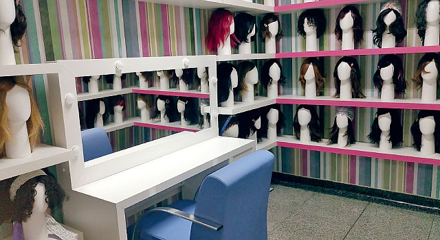 Perucas expostas no hospital. Letícia Nishi/Divulgação